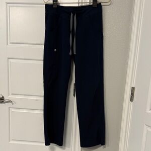 Figs Women's navy Kade petite cargo scrub pants